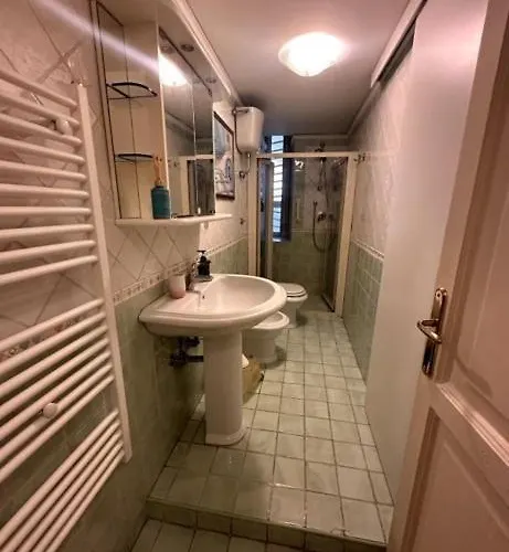 Historic Vomero With Secluded Patio Apartamento Nápoles