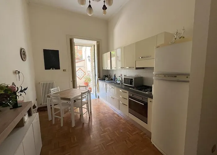 Historic Vomero With Secluded Patio Nápoles